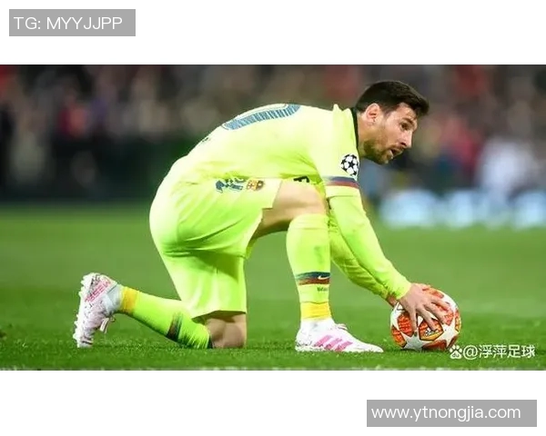 足球明星穿着背心的时尚风采与运动魅力展示